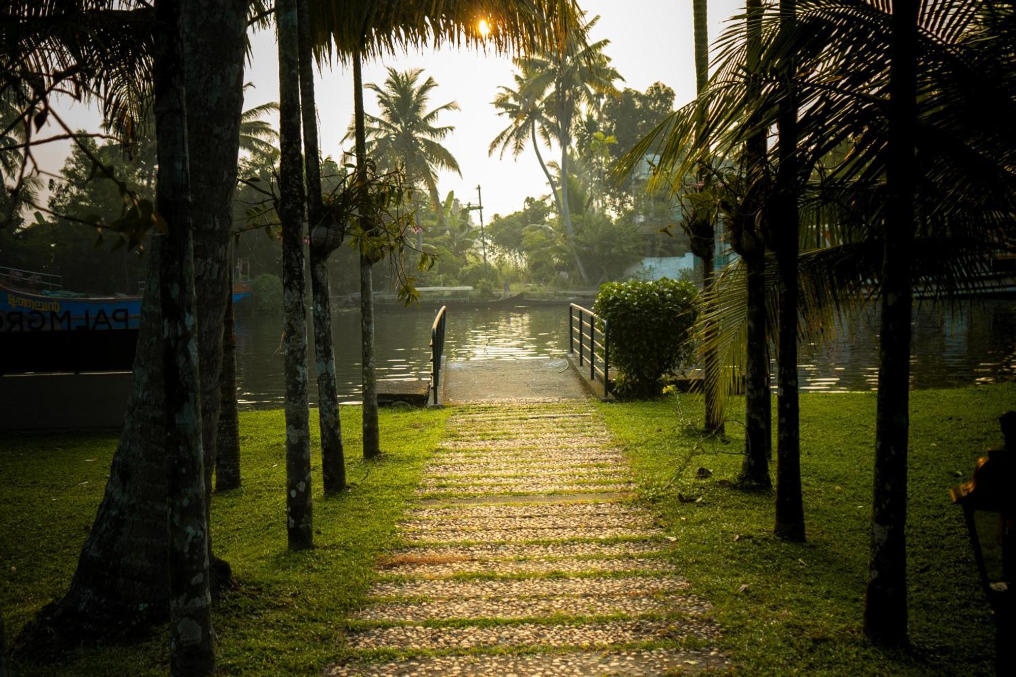 Palmgrove Lake Resort Alappuzha Екстер'єр фото